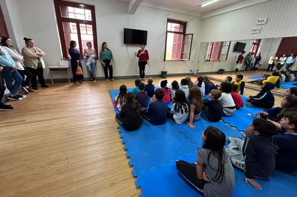  Apeme Mulher entrega camisetas para crianças do Centro Social 