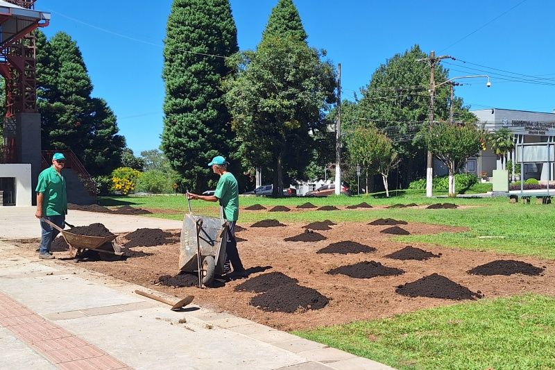 Gramado do Parque da Estação de Carlos Barbosa é revitalizado