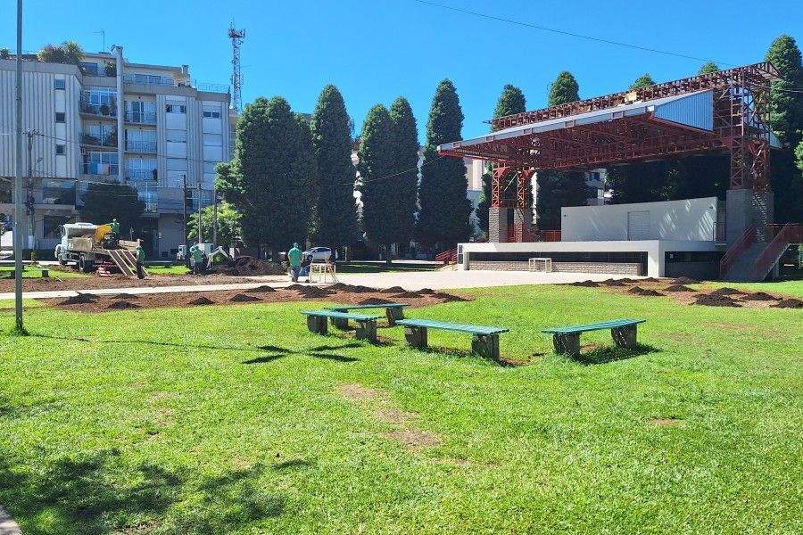 Gramado do Parque da Estação de Carlos Barbosa é revitalizado