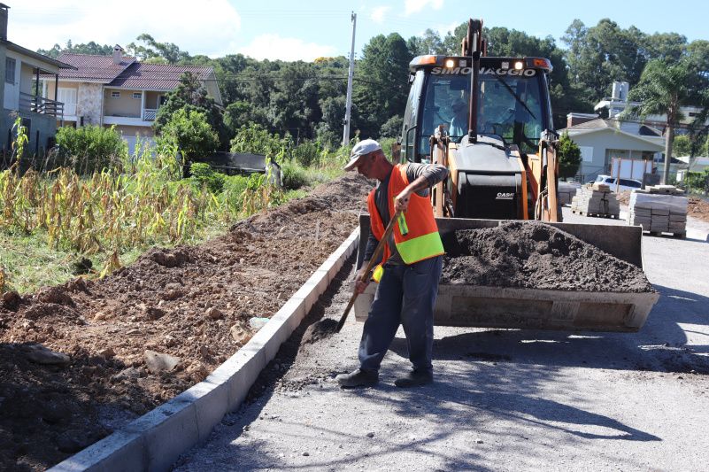 Secretaria de Obras realiza calçamento da rua Luiz Furlanetto