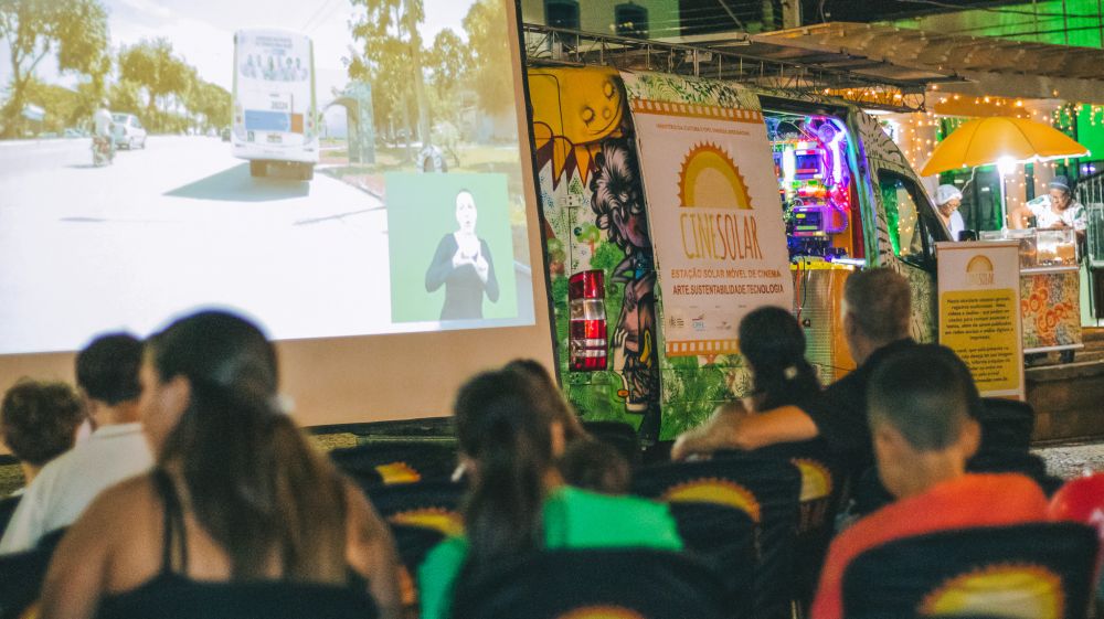 Cine Solar faz exibição gratuita em Carlos Barbosa