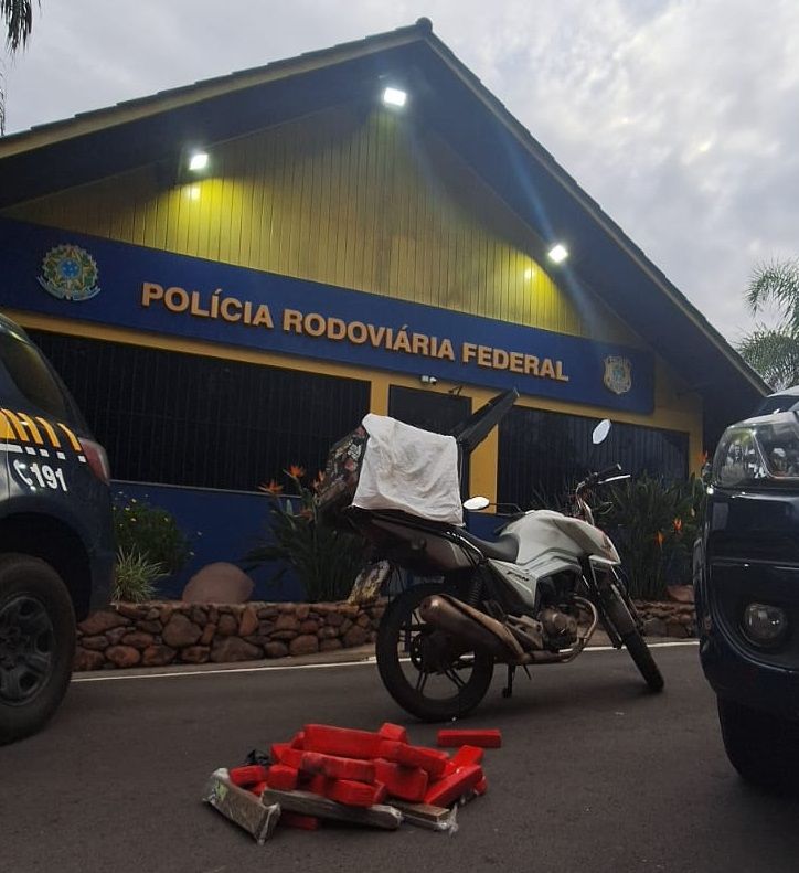 PRF prende traficante transportando 20 kg de maconha 