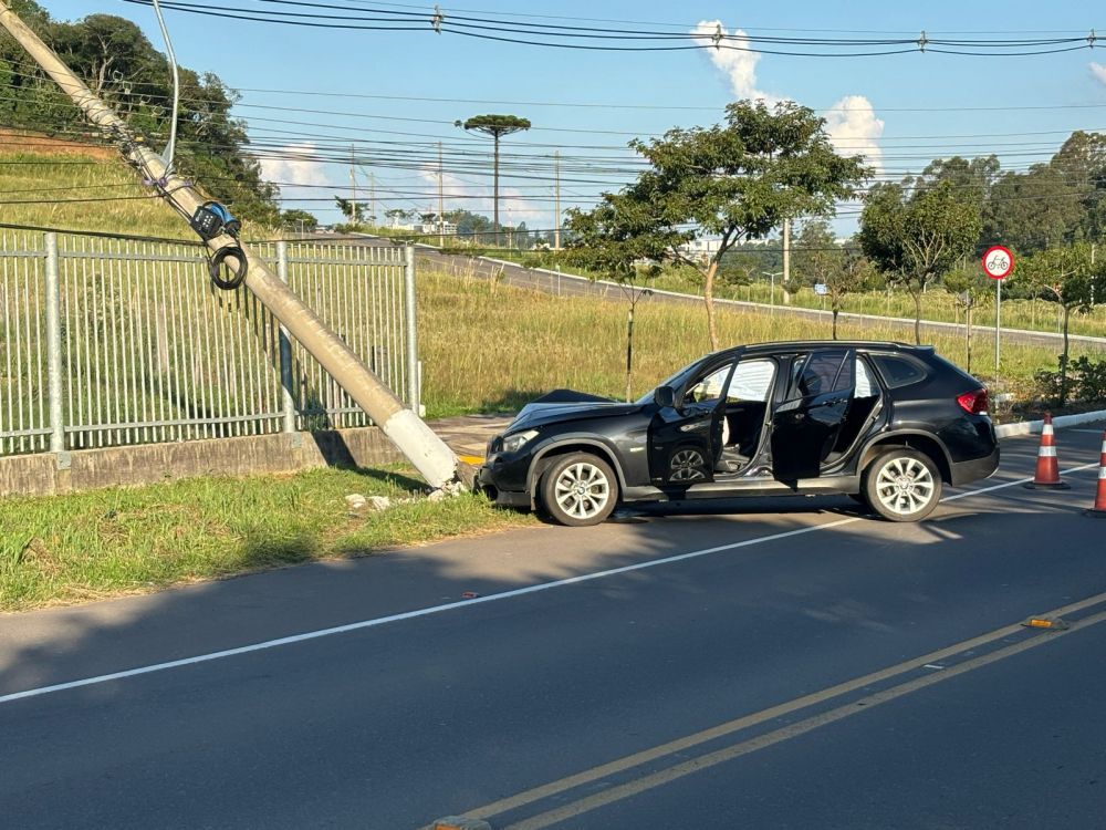  Veículo fica destruído após colisão na Rua Buarque de Macedo