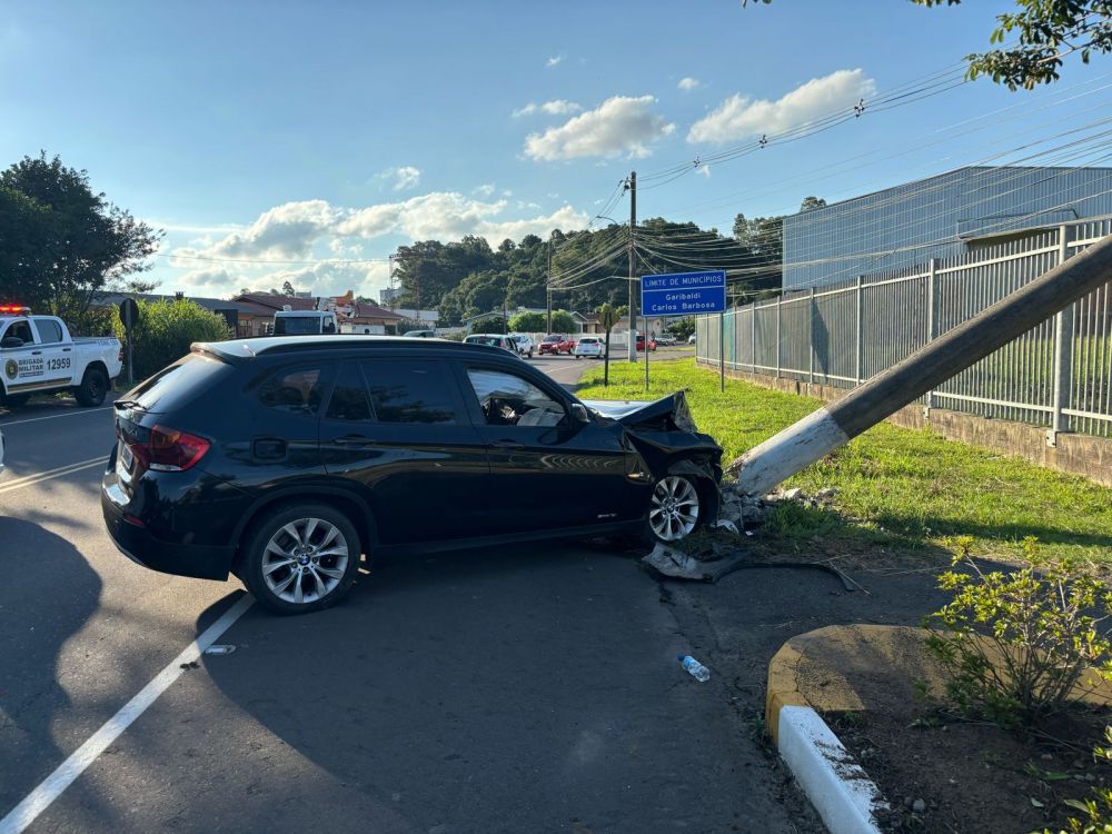  Veículo fica destruído após colisão na Rua Buarque de Macedo