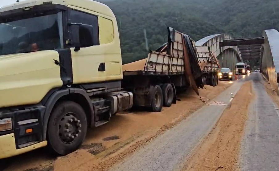 Acidente envolve caminhão que faria entrega em Garibaldi