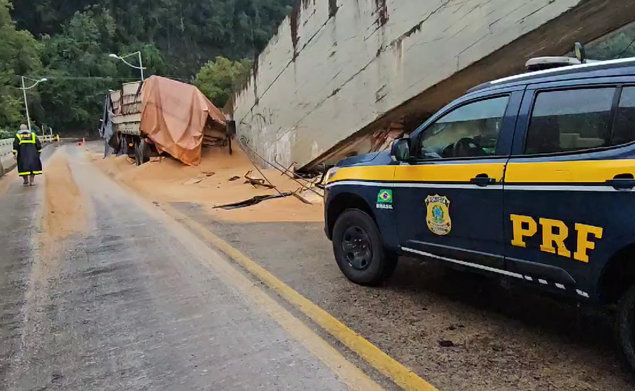 Acidente envolve caminhão que faria entrega em Garibaldi