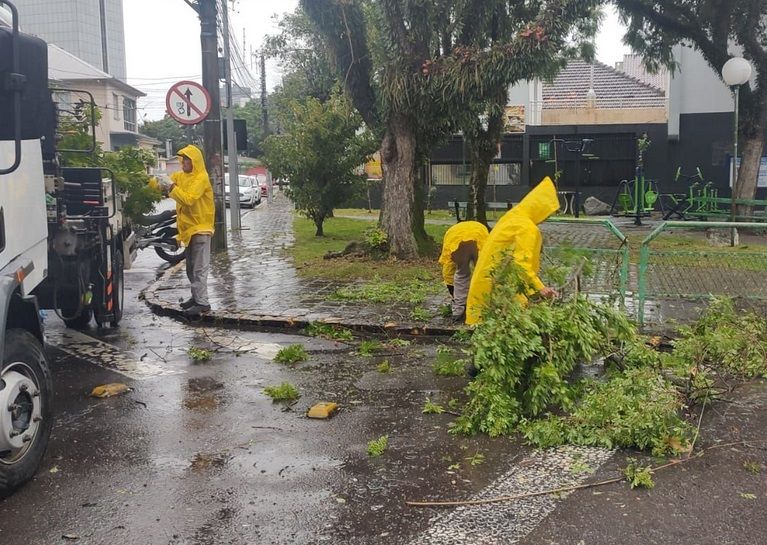 Equipes da Prefeitura trabalham em vários pontos de Bento Gonçalves