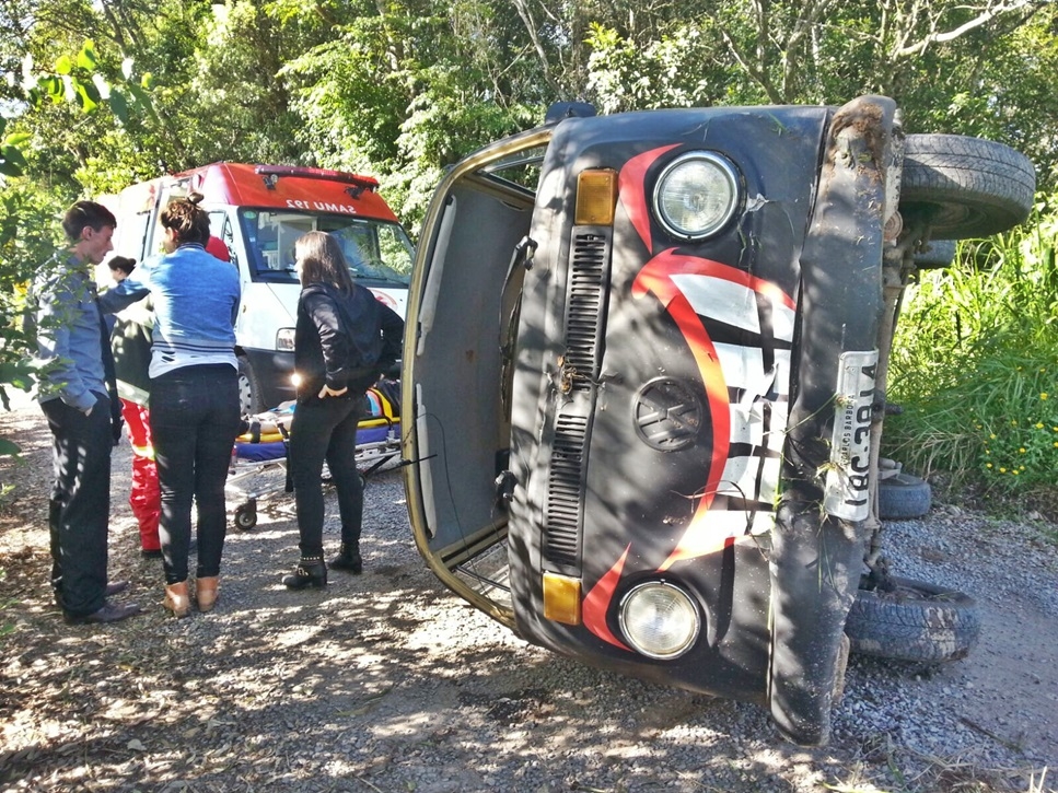 Motorista perde o controle e kombi capota em Carlos Barbosa