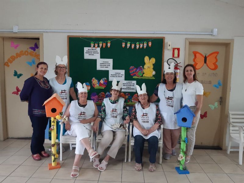 Grupo “Mãos que produzem para doar” entrega itens de Páscoa 