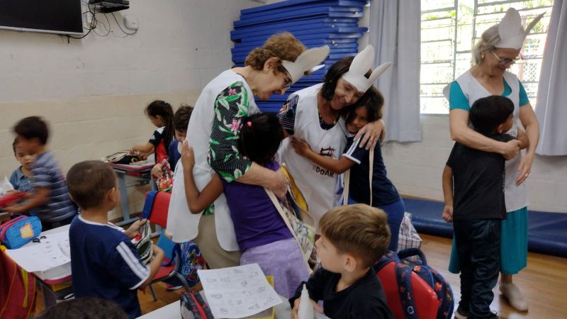 Grupo “Mãos que produzem para doar” entrega itens de Páscoa 