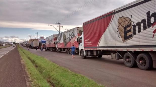 Domingo de bloqueios em duas rodovias do estado: Vacaria e Carlos Barbosa