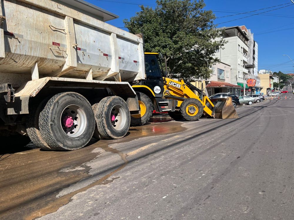 Rompimento de adutoras provoca desperdício e bloqueios no trânsito