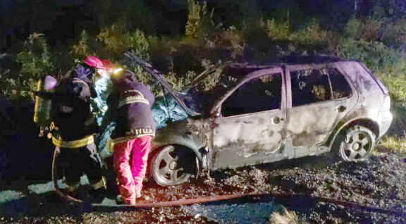 Fogo destrói automóvel na entrada de Tamandaré