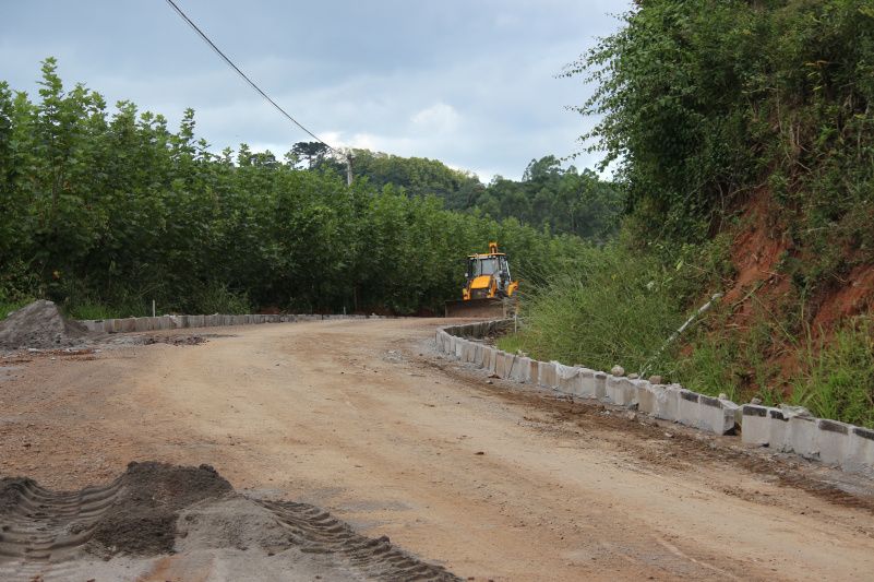Inicia pavimentação da estrada que liga Santo Alexandre a São José da Costa Real