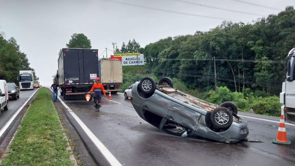 Capotamento deixa motorista ferido na ERS-122, em Farroupilha