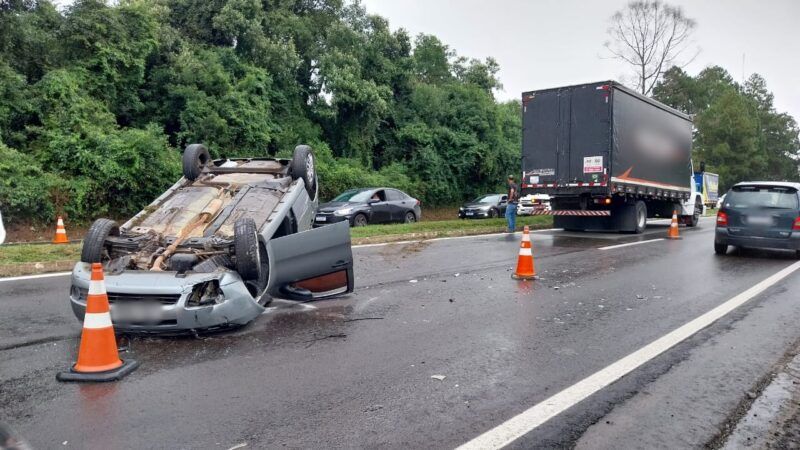 Capotamento deixa motorista ferido na ERS-122, em Farroupilha