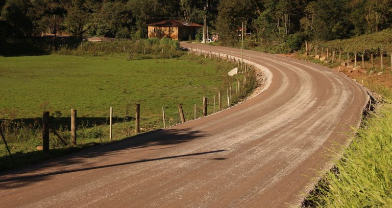 Estrada São Roque/Marcorama recebe base graduada e está próxima de ser concluída 