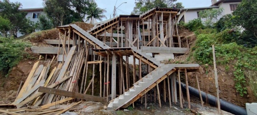 Seguem as obras da escadaria no bairo Planalto