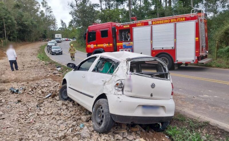 Mulher fica ferida após capotamento na VRS-813