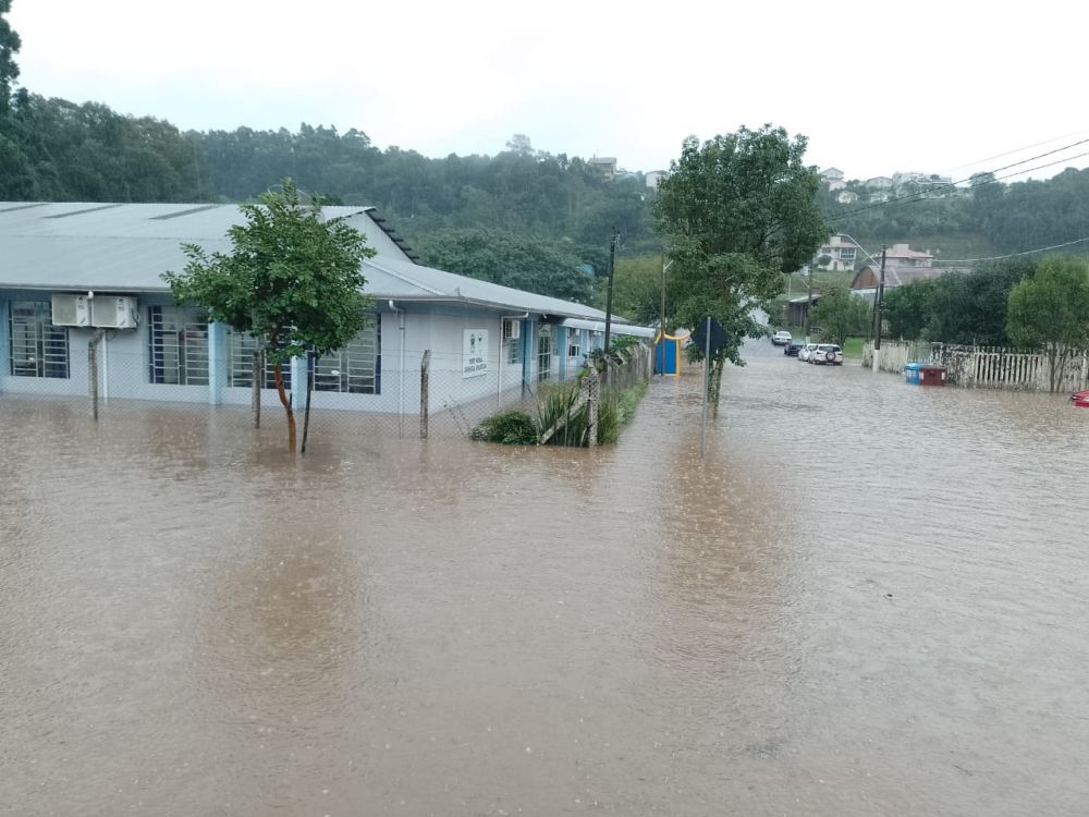 Temporal causa alagamentos e diversos estragos em Carlos Barbosa e Garibaldi