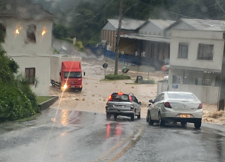 Temporal causa alagamentos e diversos estragos em Carlos Barbosa e Garibaldi