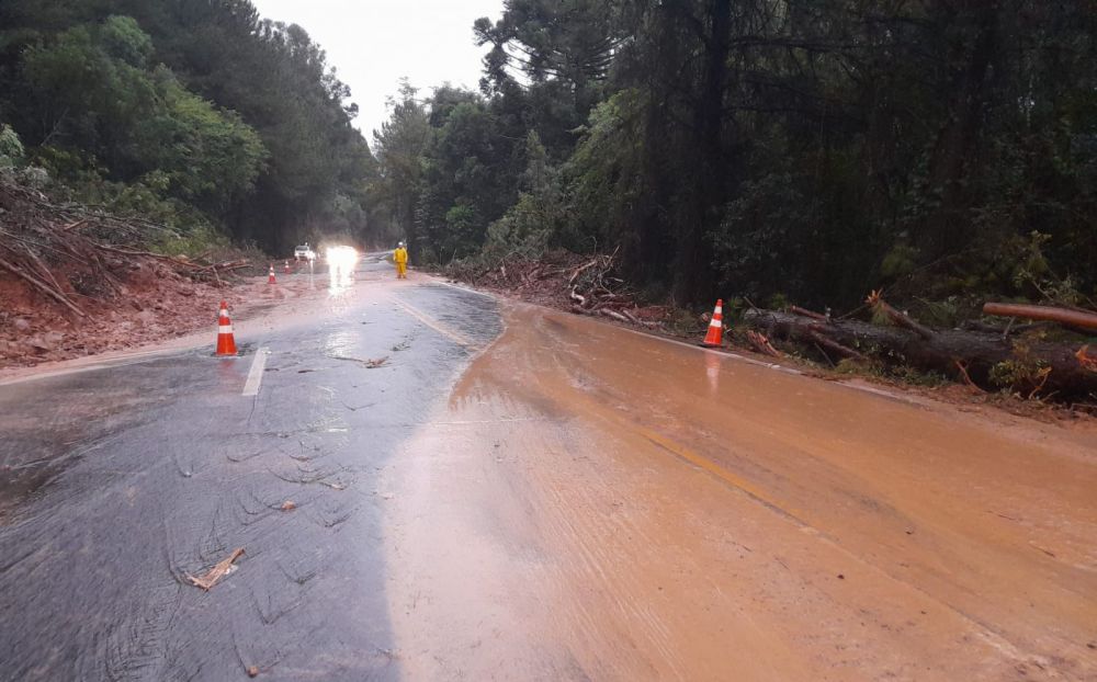 Rodovias da Serra são liberadas para emergências e abastecimento