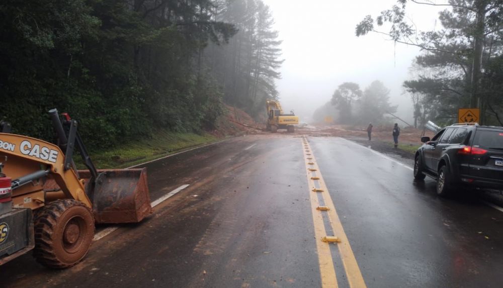 Rodovias da Serra são liberadas para emergências e abastecimento
