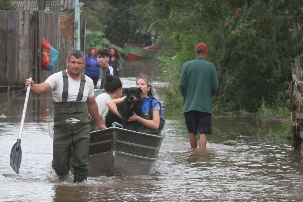 Água chega na região Sul e começa inundar casas em Pelotas e Rio Grande