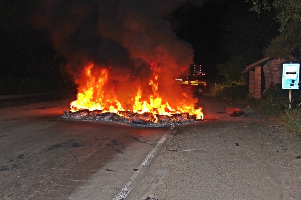 Manifestantes colocam fogo em pneus em Carlos Barbosa