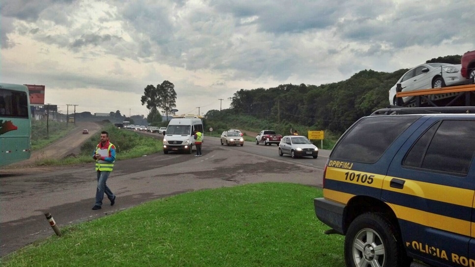 Polícia Rodoviária Federal e Metroplan fiscalizam vans e ônibus na BR-470