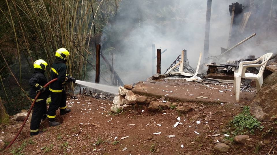  Fogo destrói casa no interior de Bento Gonçalves