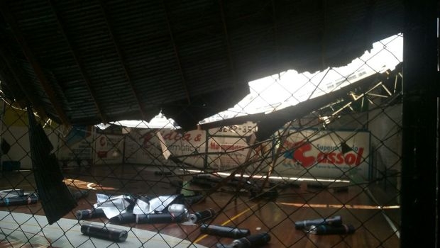 Telhado de ginásio desaba enquanto crianças jogavam futebol em Nova Prata