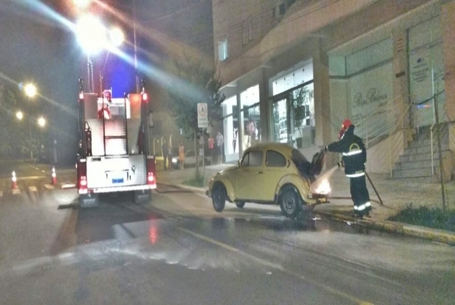 Fusca pega fogo na Avenida Rio Branco