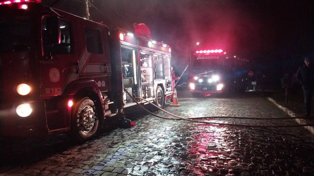 Fogo  destrói residência no bairro Triângulo Carlos Barbosa 
