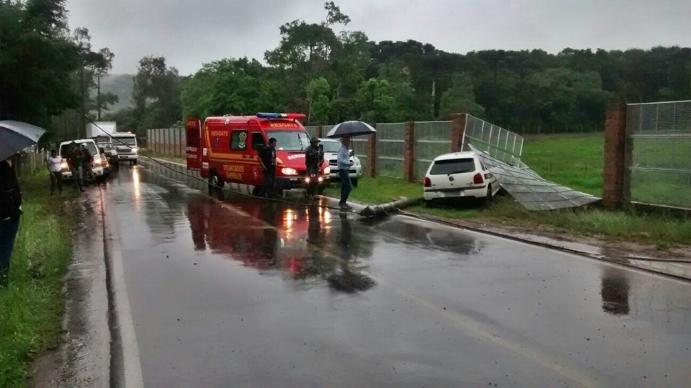 Motorista perde controle de veículo e atinge cerca em Garibaldina