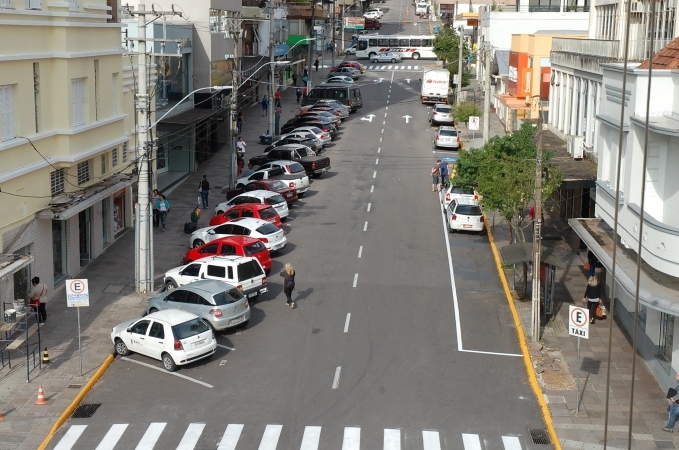 Estacionamento na rua Cândido Costa passa por alterações em Bento