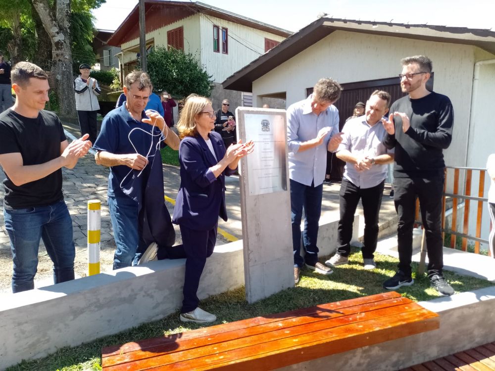 Prefeito Kirch entrega escadaria do bairro Planalto em Carlos Barbosa