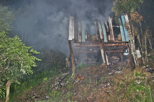 Incêndio durante a madrugada destrói residência no Bairro Cairú em Garibaldi