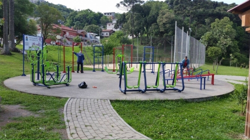 Praças passam por manutenção em Bento Gonçalves