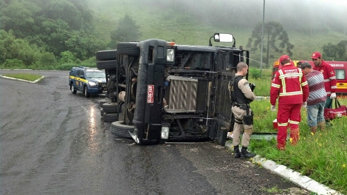 Carreta tomba no trevo de São José em Carlos Barbosa