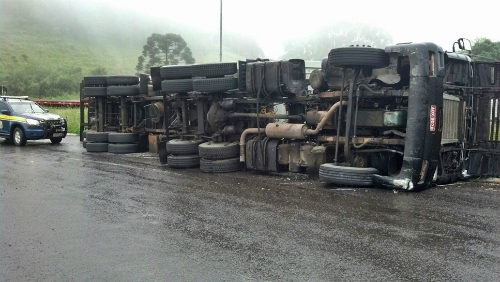 Carreta tomba no trevo de São José em Carlos Barbosa