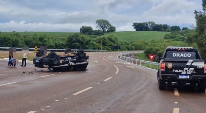 Viatura policial capota na rodovia BR-471, no Vale do Rio Pardo