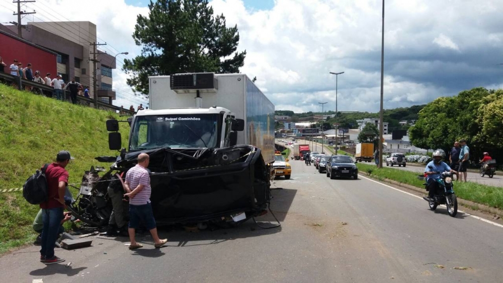 Jovem morre após acidente próximo ao viaduto da Colombo em Farroupilha