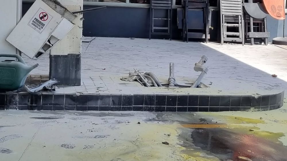 Mulher perde controle do veículo e arranca bomba de combustível em posto de Bento
