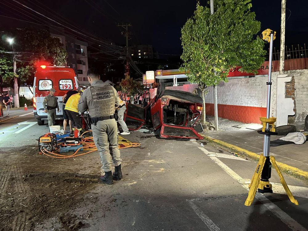 Motorista perde controle e capota no centro de Carlos Barbosa