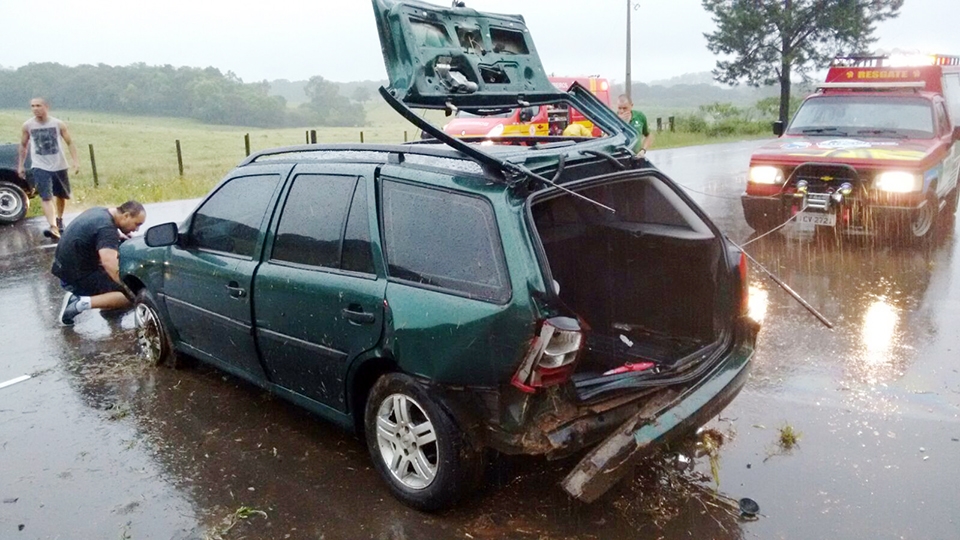 Pista escorregadia provoca acidentes em dois pontos de Carlos Barbosa