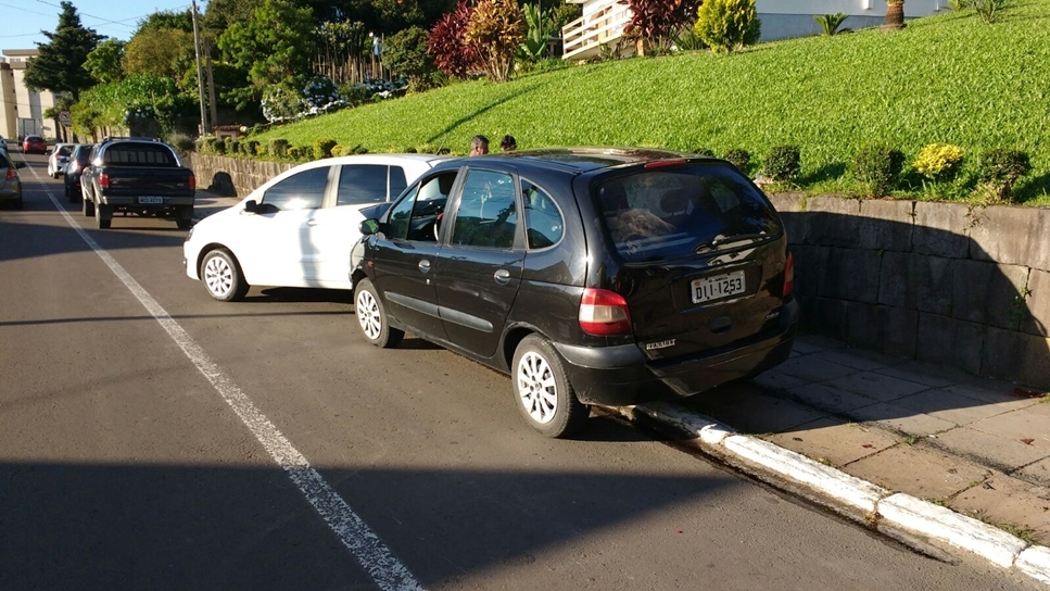 Motorista perde o controle e colide em carro parado na Buarque de Macedo