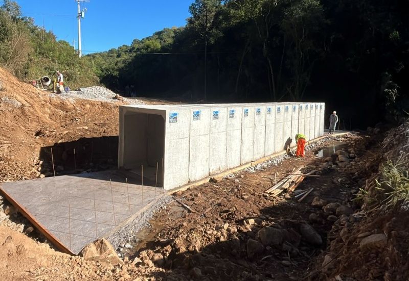 Prefeitura de Carlos Barbosa constrói nova drenagem na Estrada Sílio Canal