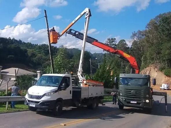 Mais de cinco toneladas de fios são retiradas de postes na VRS - 813