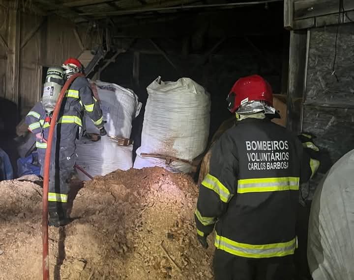 Incêndio em Barão mobiliza Bombeiros de Carlos Barbosa e Salvador do Sul